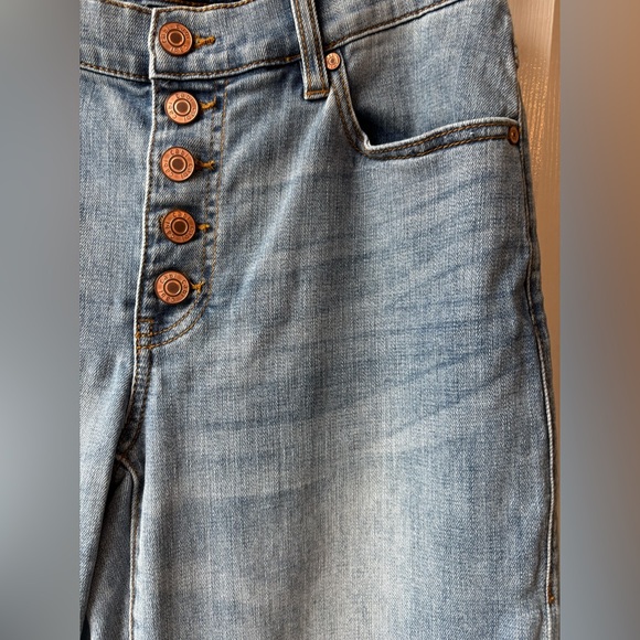 Cabi 6 Light Wash Palm Beach Crop Blue Button-Fly Jeans - Picture 4 of 9